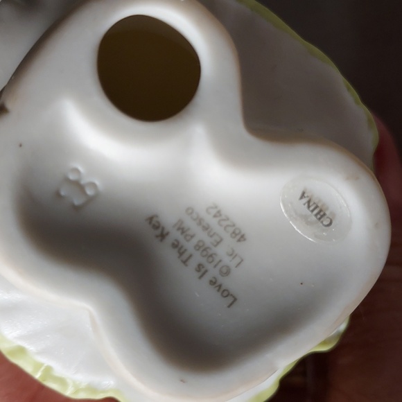 Vintage 1998 Precious Moments "Love Is The Key" Figurine in Original Box - Picture 6 of 8